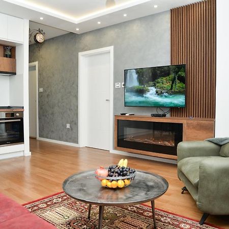 Mirror Apartment With Private Parking Novi Sad Buitenkant foto