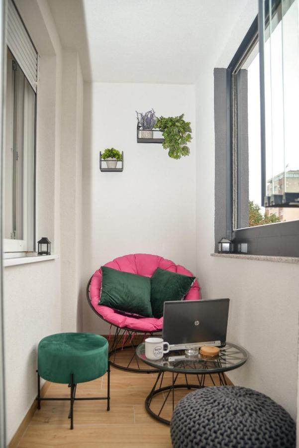 Mirror Apartment With Private Parking Novi Sad Buitenkant foto