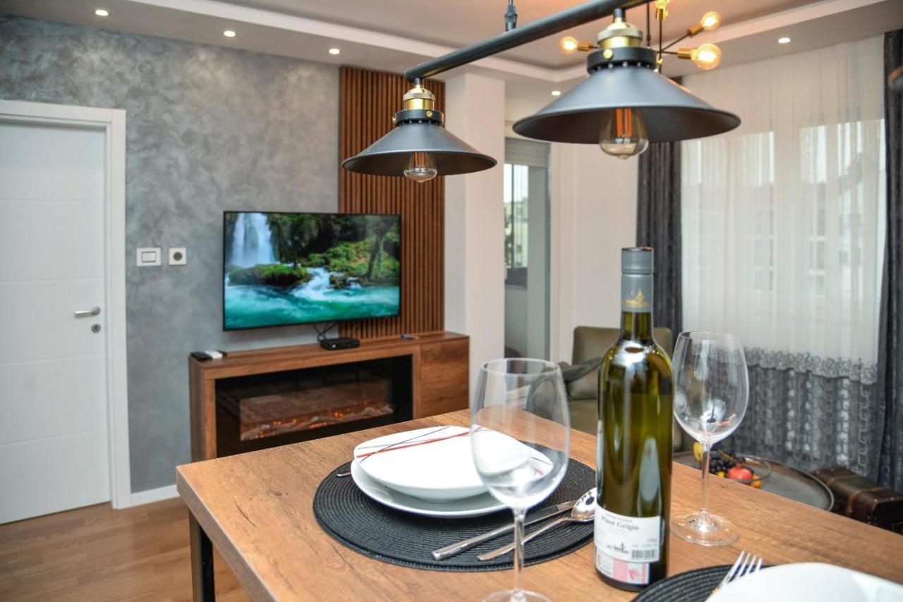 Mirror Apartment With Private Parking Novi Sad Buitenkant foto