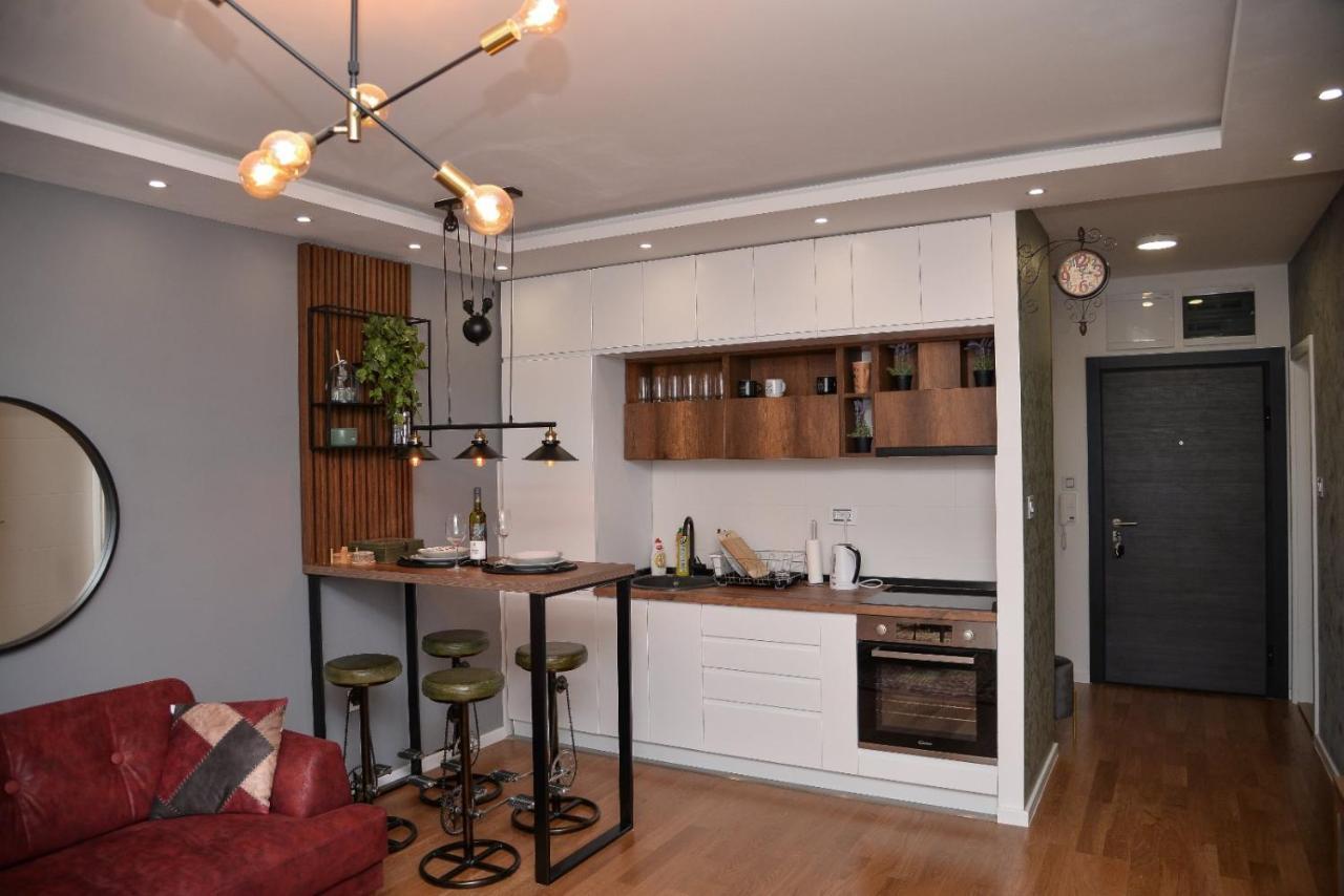 Mirror Apartment With Private Parking Novi Sad Buitenkant foto