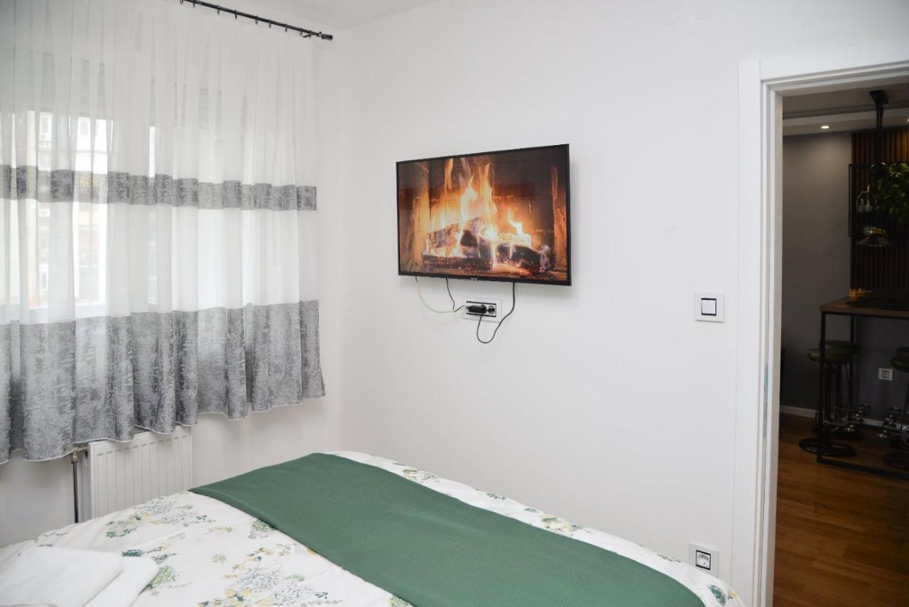Mirror Apartment With Private Parking Novi Sad Buitenkant foto