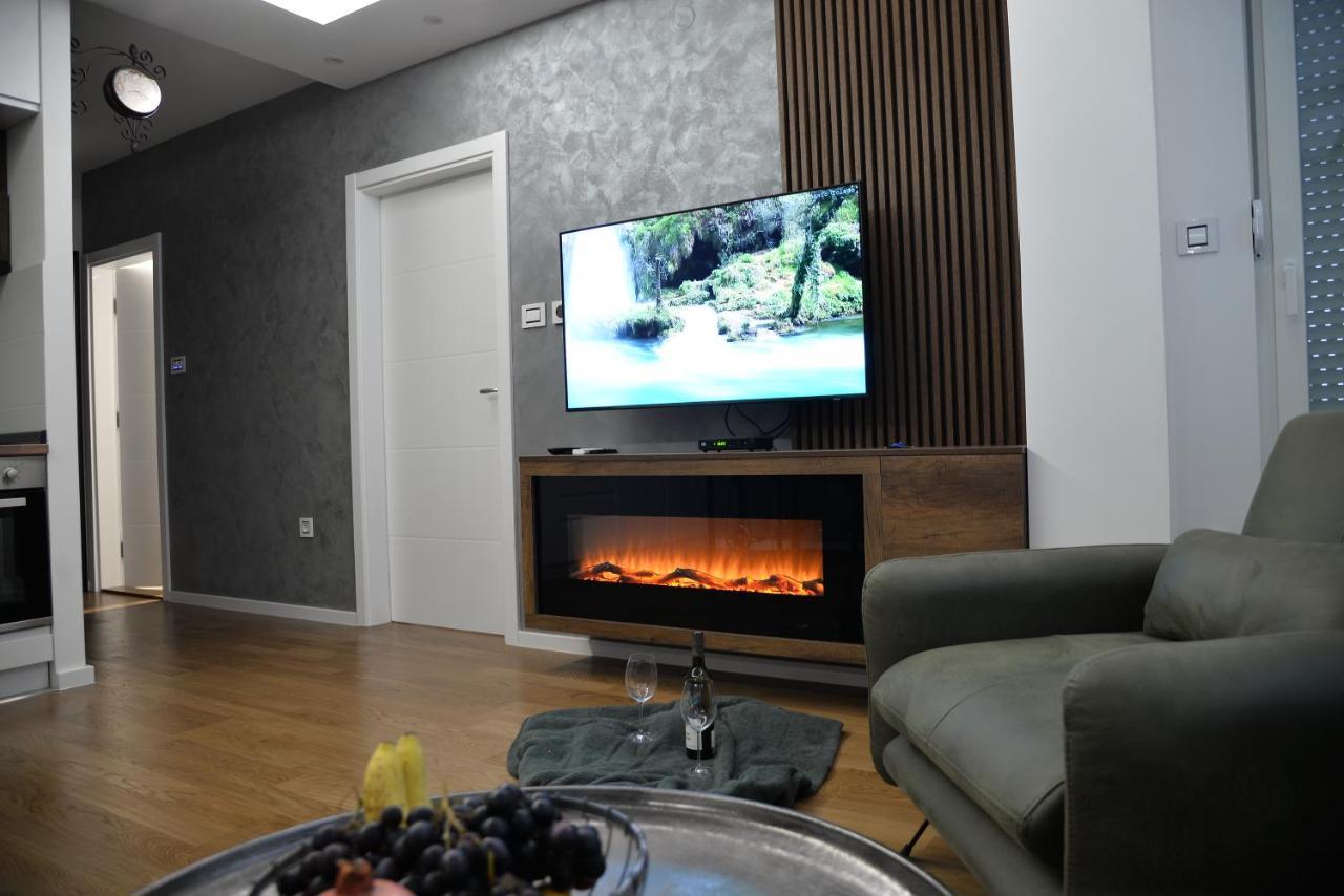 Mirror Apartment With Private Parking Novi Sad Buitenkant foto